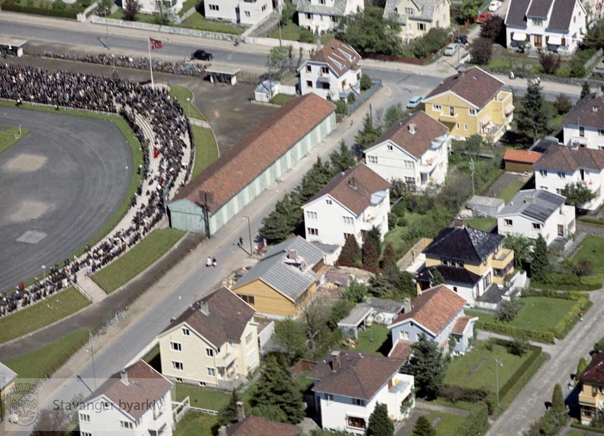 Bebyggelse ved Bretlandsgata, Bjørnøygata, Holbergs gate..Til venstre Stavanger Stadion