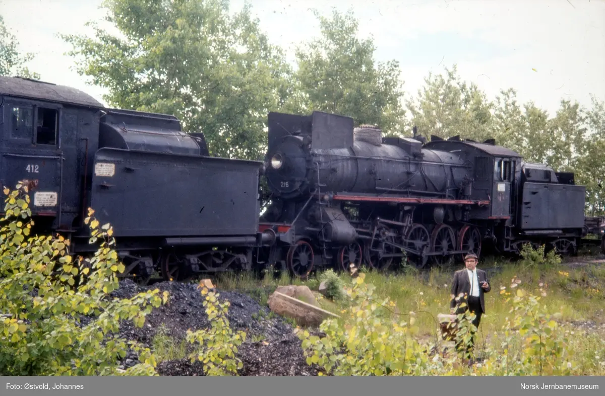 Utrangerte damplokomotiver, til venstre 26c nr. 412, til høyre 26a nr. 216, på Hamar