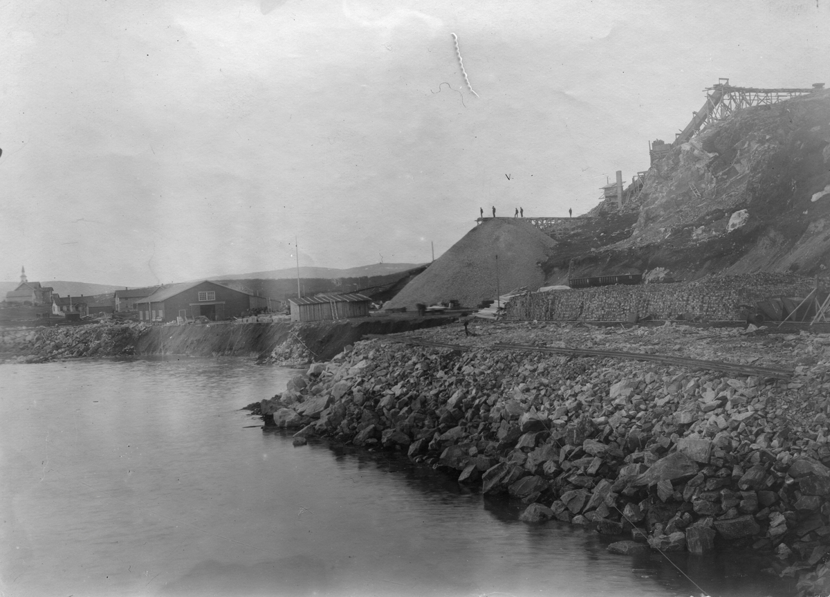 Utrasning på kaiplanet, Sydvaranger, Kirkenes 1908.