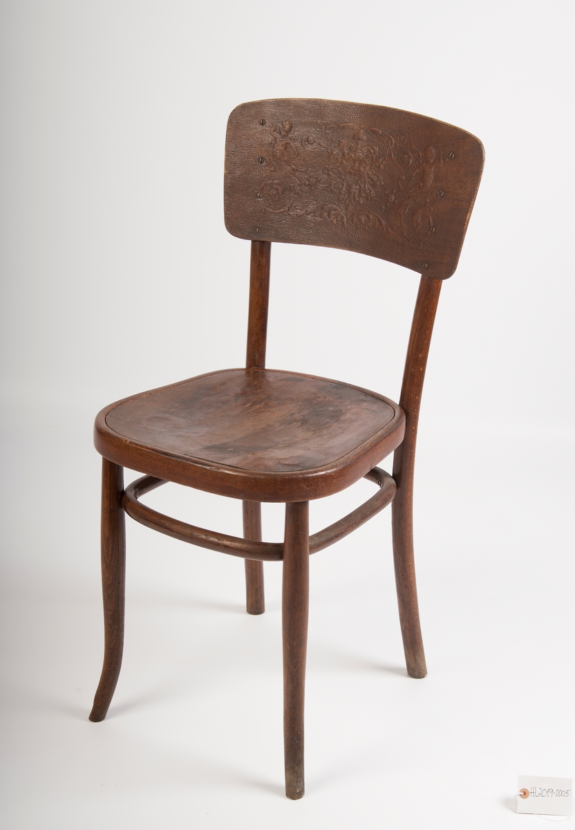 Stolen er en såkalt Wienerstol, med konstruksjon i bøyet tre, satt sammen med jernskruer. Mønster i ryggbrettet.