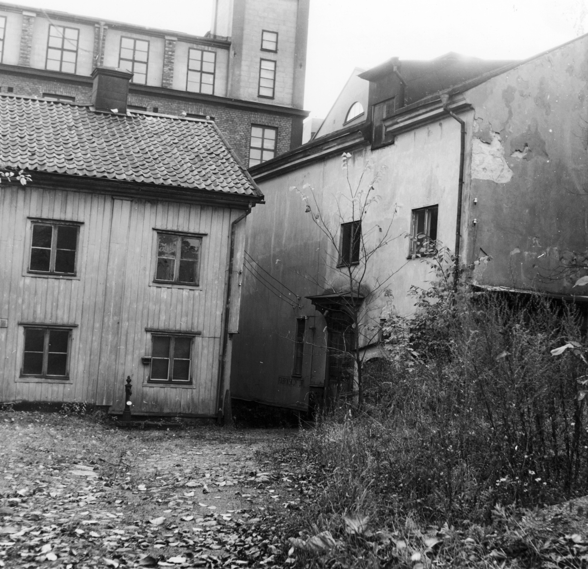 Interiör från kvarteret Vårdtornet i Norrköping. Byggnaden till vänster uppfördes 1760 av sadelmakare Michelson. År 1826 köptes det av skräddaren Gottfrid Zetterstrand som tio år därefter lät uppföra den putsade bygnaden till höger. Bilden är tagen 1957 i samband med rivningsansökan inför breddning av Västgötegatans nedre del.