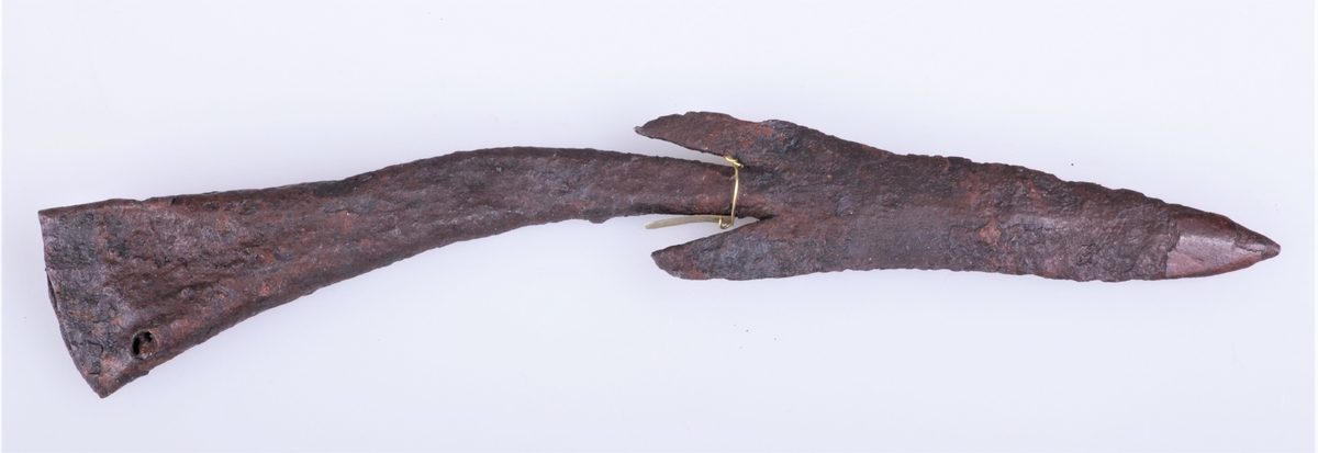 Spydspiss av jern med mothaker som type Rygh 212 fra eldre jernalder. Funnet i Vang i Valdres.