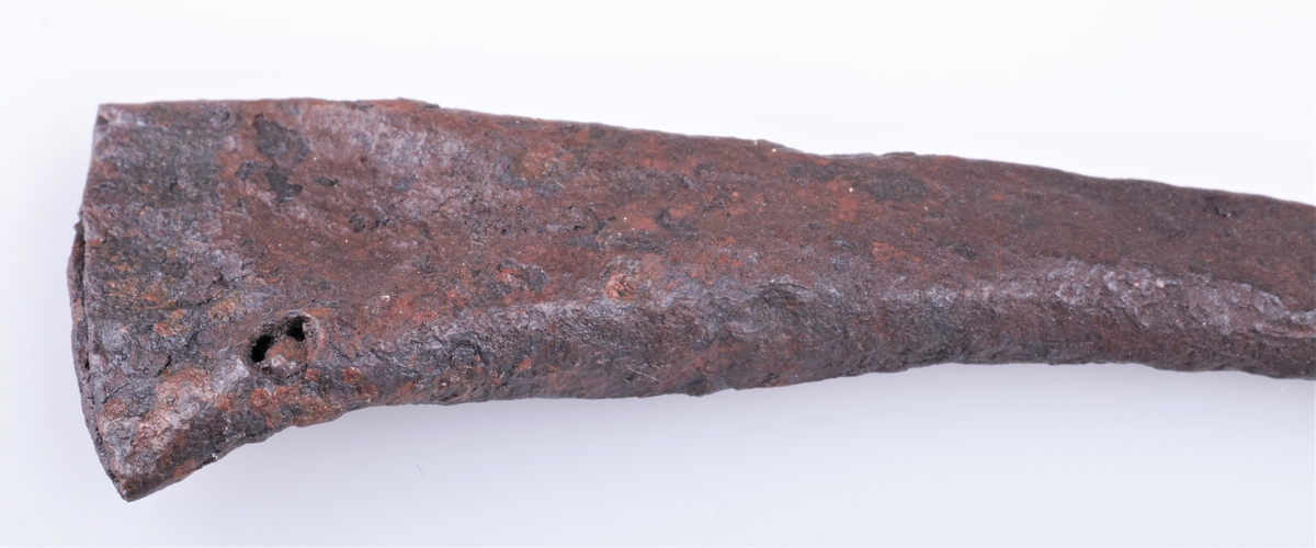 Spydspiss av jern med mothaker som type Rygh 212 fra eldre jernalder. Funnet i Vang i Valdres.