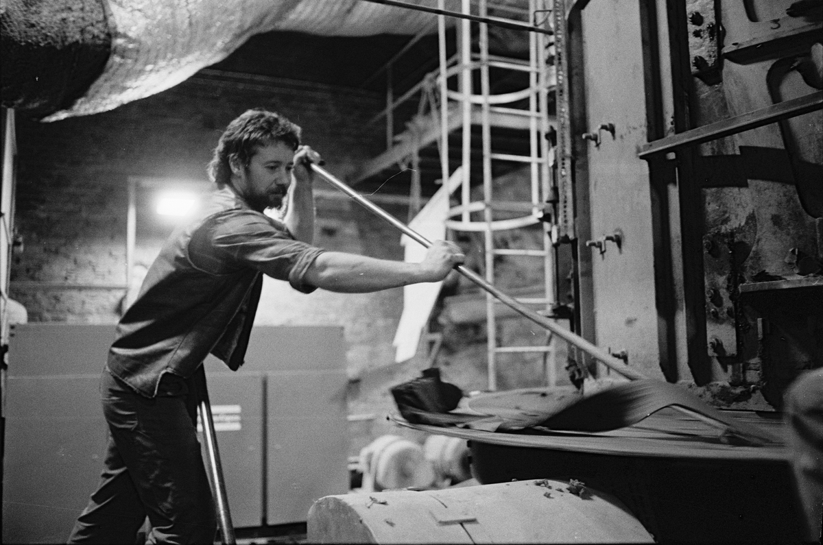 Sättare Tommy Hellbom övervakar tillverkningen av enkupigt taktegel i maskinhallen, Vittinge Tegelbruks AB, Vittinge socken, Uppland 1986