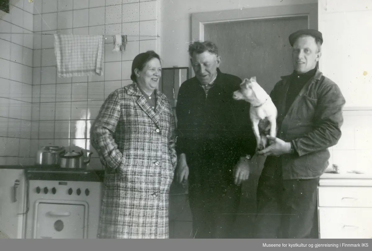 Nordvågen. Ågoth og Magnus Marthinsen i familiens kjøkken. T.h. sønnen Odd med hunden Lasse. 1960-tallet.