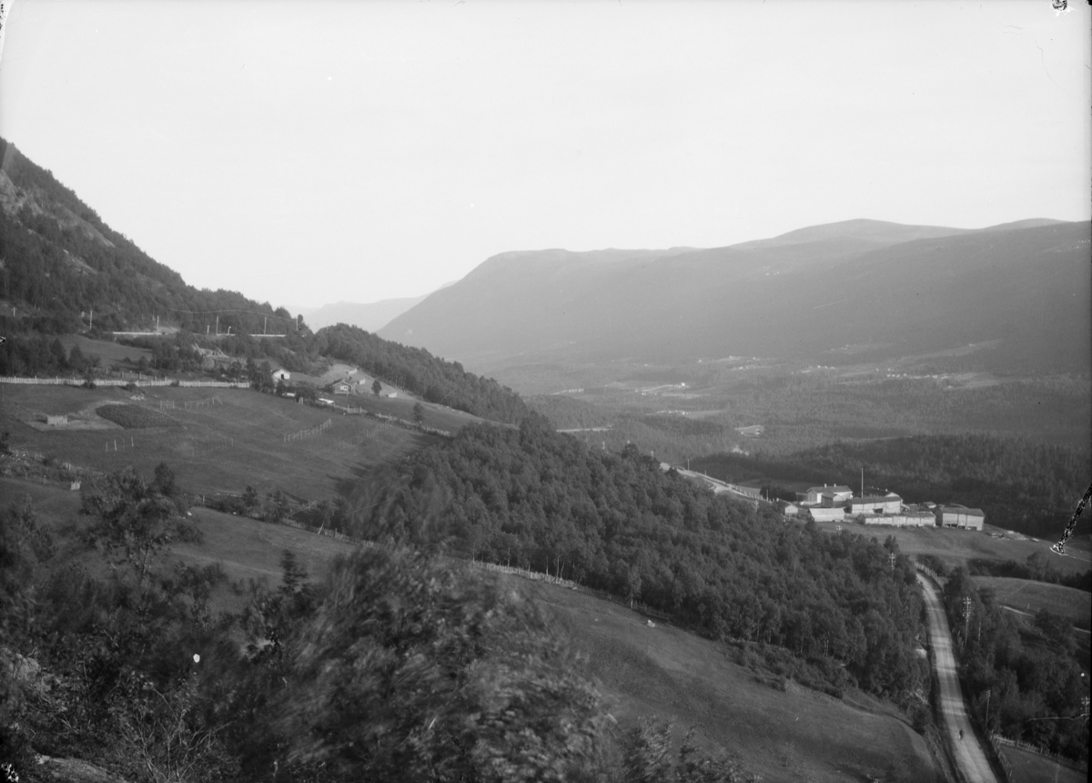 Dombåsbakkene med utsikt sørover mot Dovrebygda. Lie gard til høyre
