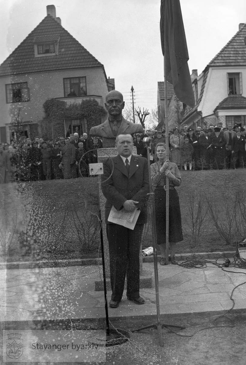 Rådmann Johannes Johnsen taler ved Johan Gjøsteins monument...Wessels gate i bakgrunnen (nr 60 eller 62 og 64 , evt. Henrik Steffens gate 28 til høyre)