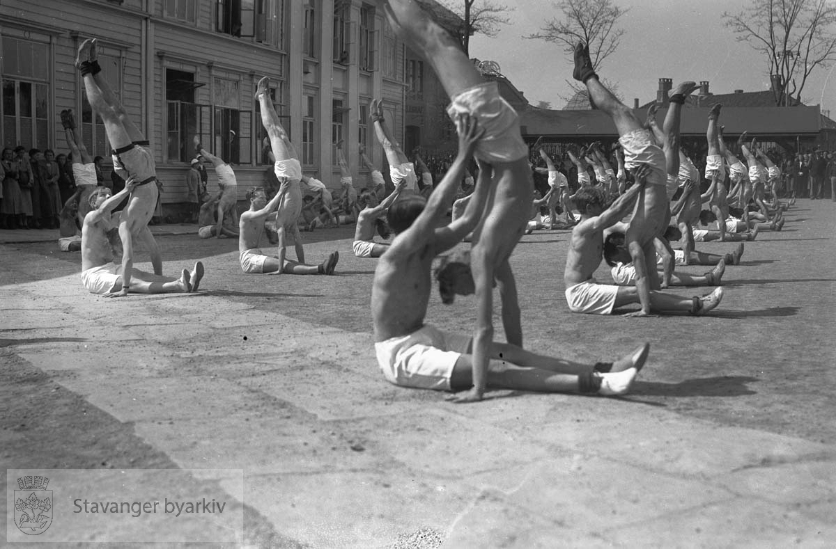 Gymnastiske øvelser i skolegården - Stavanger byarkiv / DigitaltMuseum