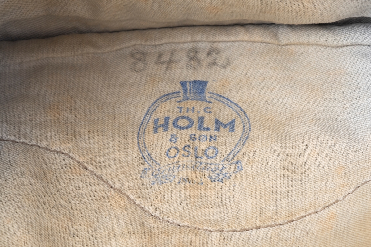 Marineblå lue med oppbrettet brem, av typen båtlue.