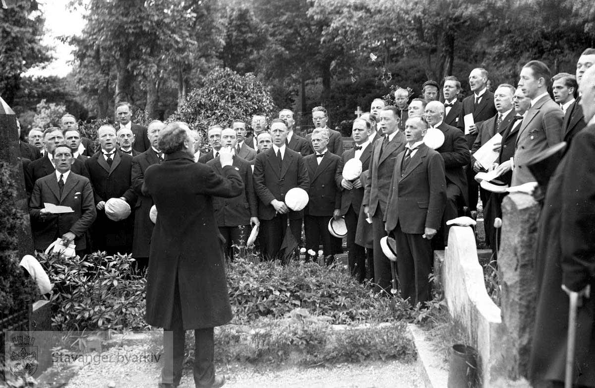 Wilhelm Årstads begravelse..Ved graven