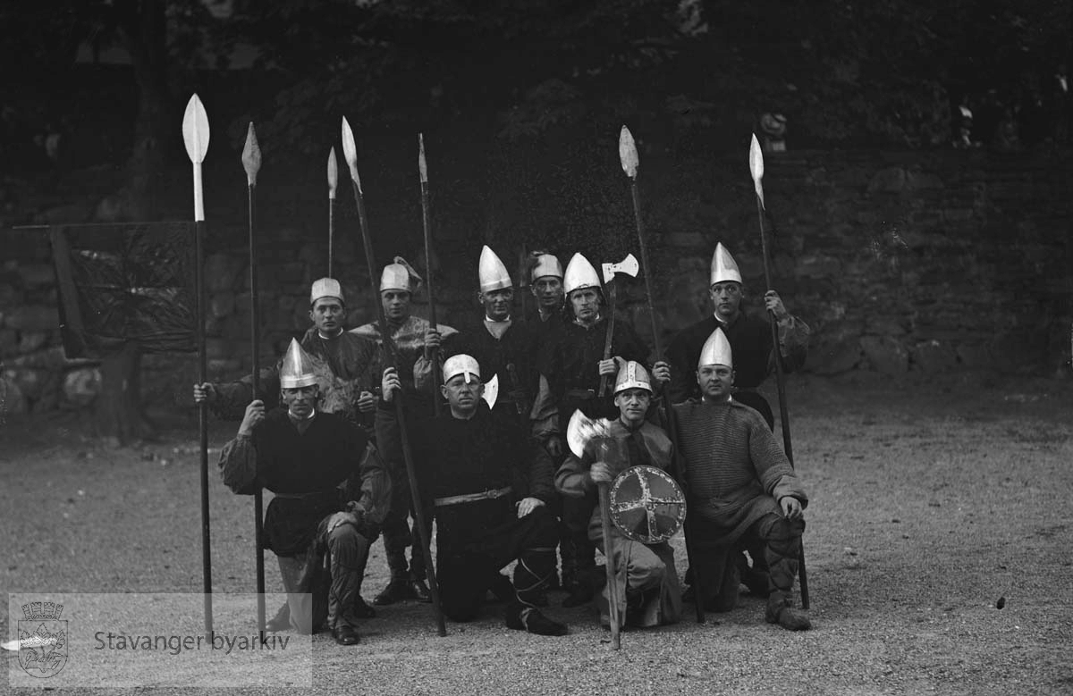 Varemessens opptog, vikinger.. .Folk utkledd som vikinger som underholdningsinnslag under Norges varemesse i Bjergsted.