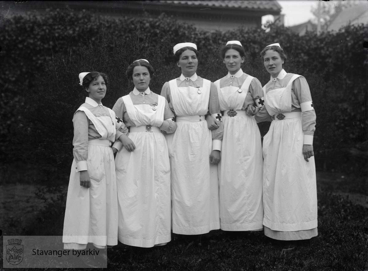 fem sykesøstre ved Amtsykehuset