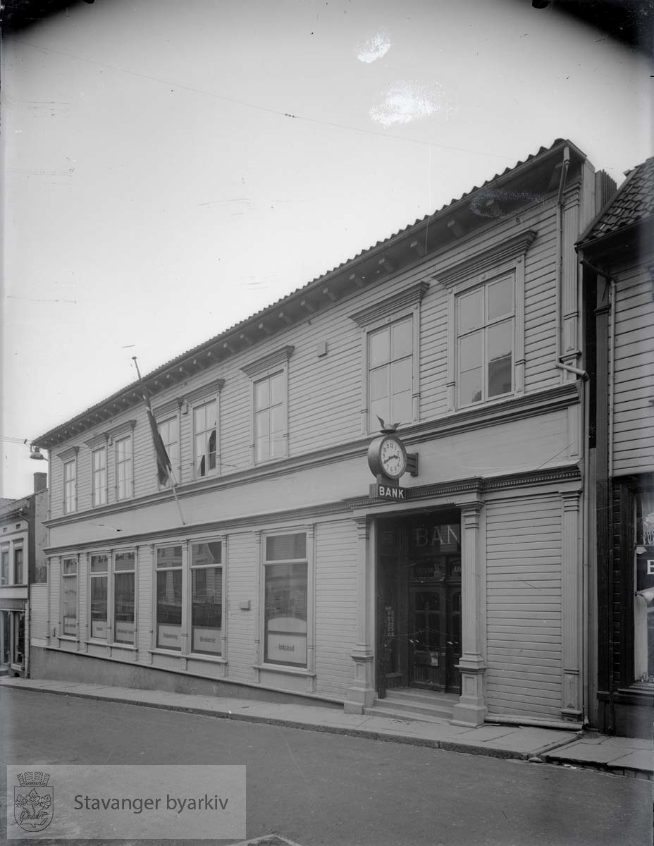 Banklokalene ble innviet i 1926. Stavanger Handels- og industribank som gikk konkurs i 1924, holdt tidligere til i disse lokalene.