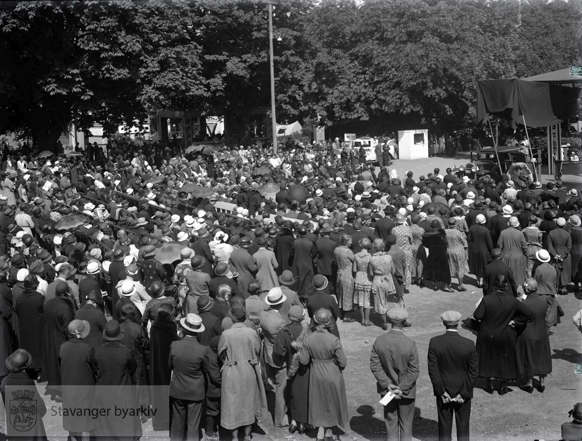 Folkemengde foran scene under Varemessen i Bjergsted, 1933