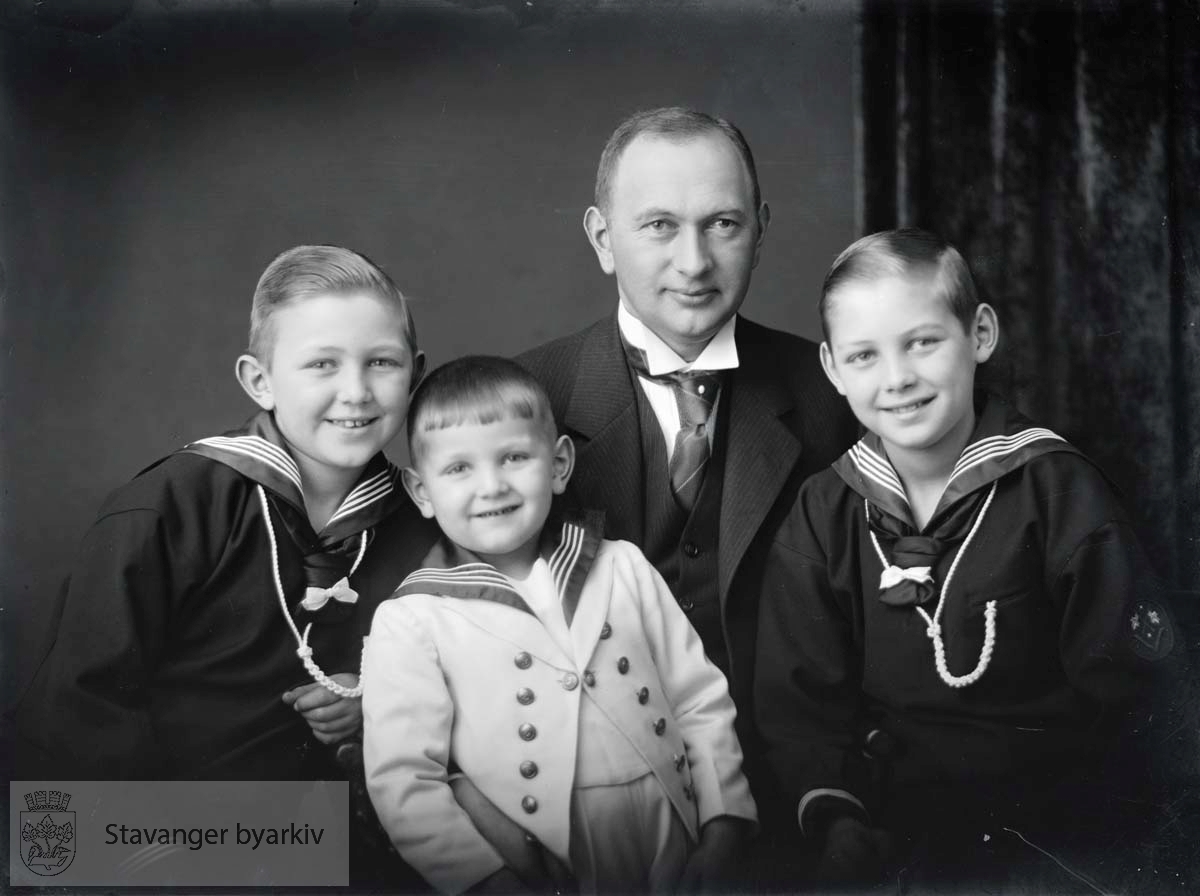 Ragnvald Bjelland med tre sønner