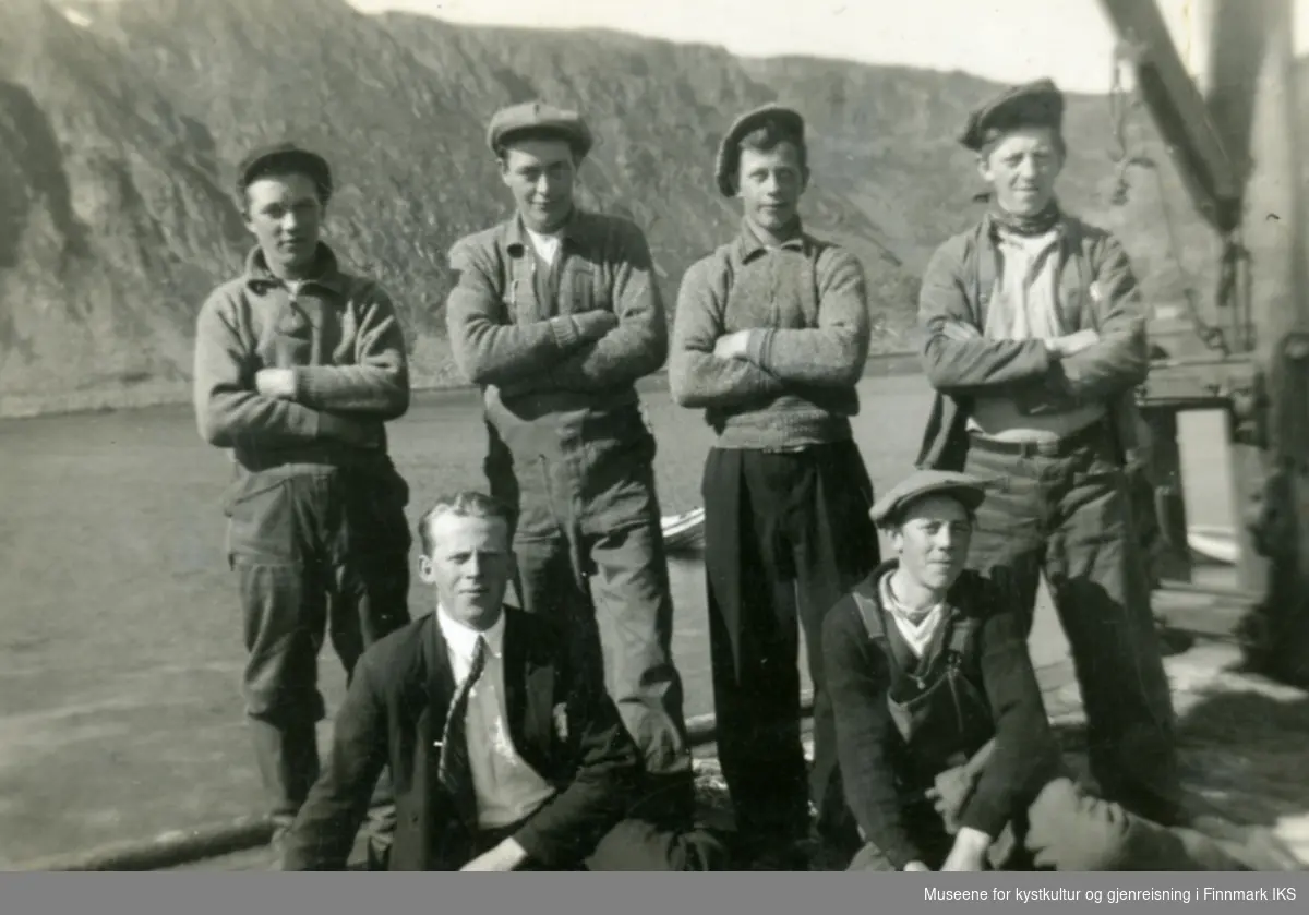 Nordvågen. Seks unge menn på kaia. 1930-tallet.