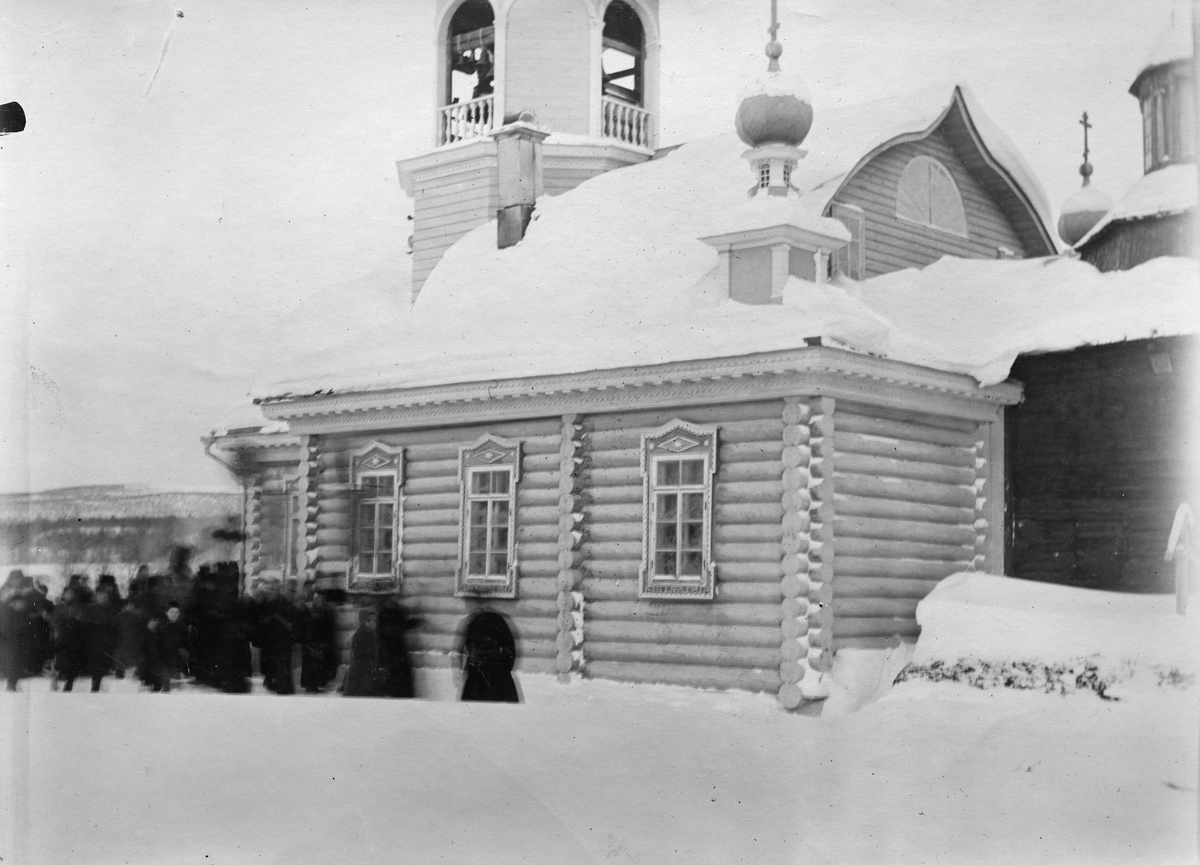 En gruppe mennesker utenfor Pechenga kirke 13.02.1908