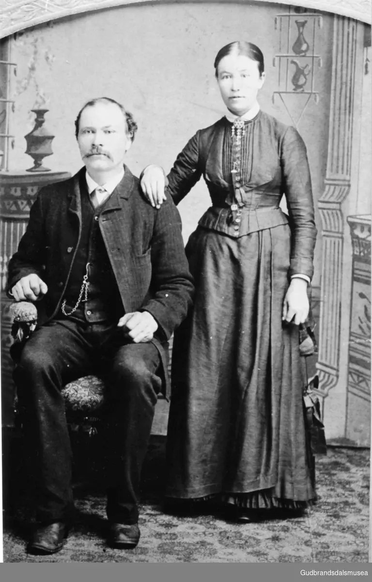 Ekteparet Nils Ødegård (f. Skjåkødegård 1851) og Marit Ødegård