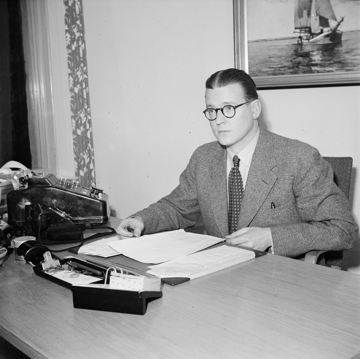 AB Uplandsprodukter, man vid skrivbord, Uppsala december 1946