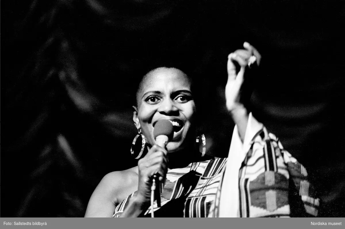 Sångerskan Miriam Makeba uppträder på Berns i Stockholm 1969.