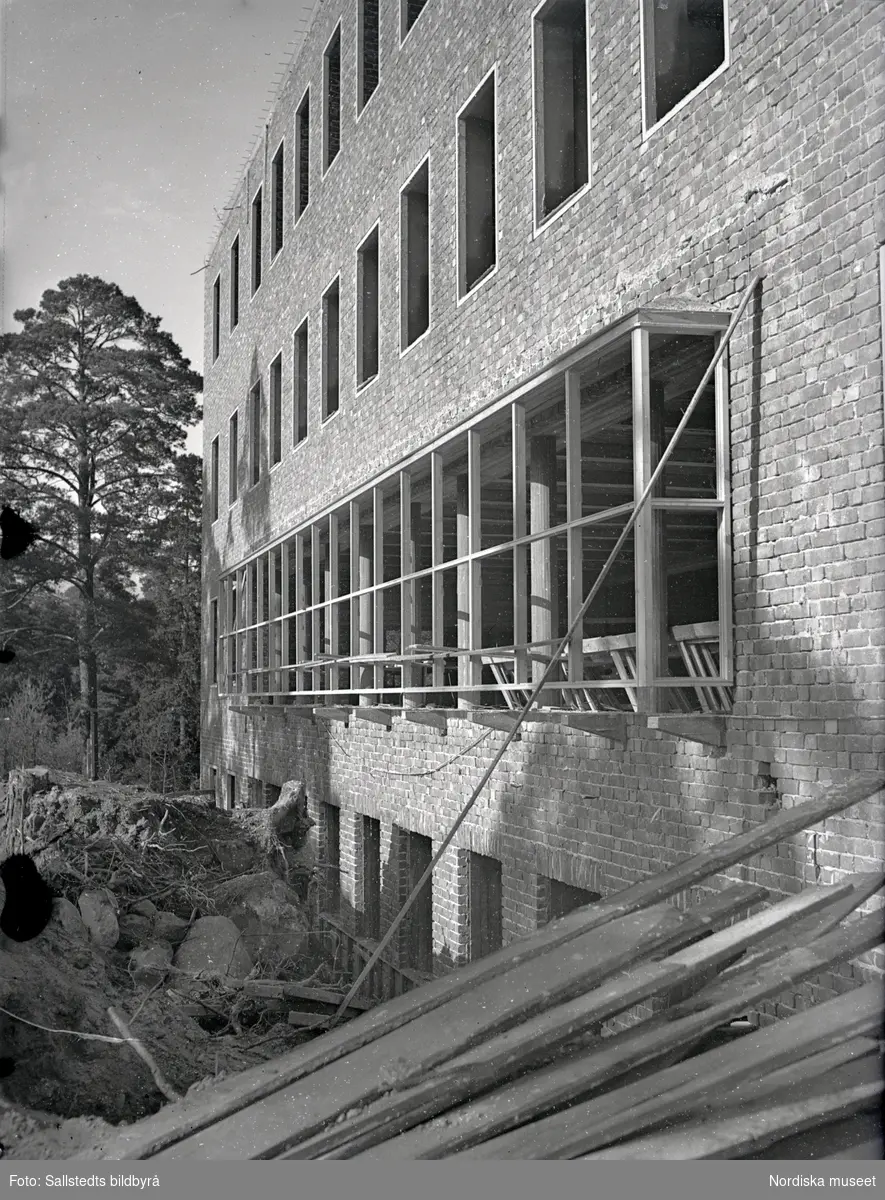 Byggande av Solna läroverk 1946. Fasad av läroverket innan fönster är insatta.