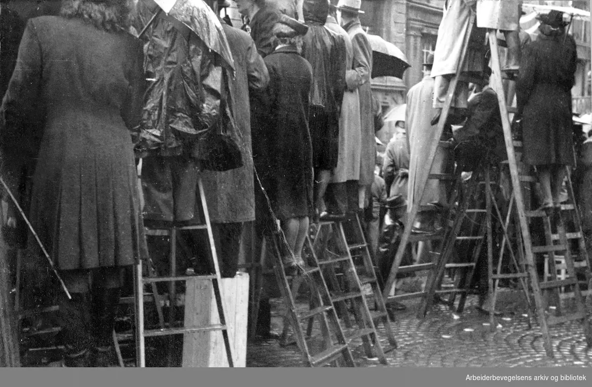 17. mai 1945, Folk står på gardintrapp for å se toget.