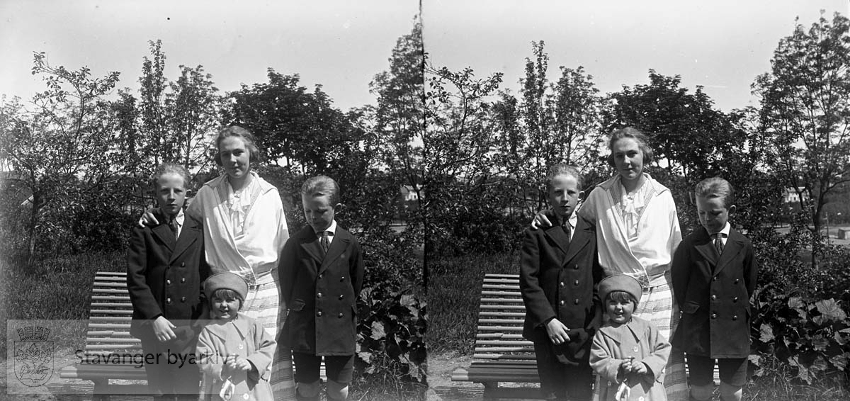 Fra venstre: Chrisitian, Borghild sofie og Hans Eckhoff. Foran står Solveig Margrethe...Stereofotografi.