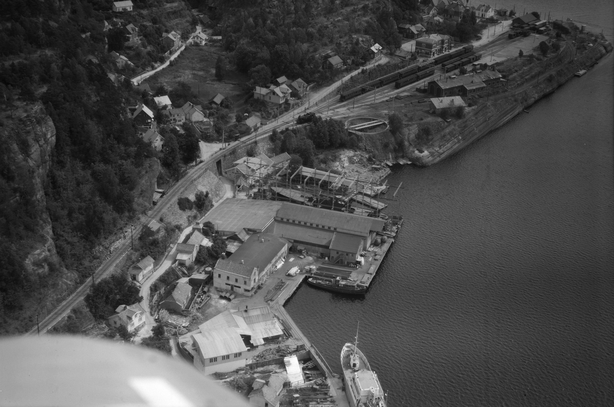 Flyfotoarkiv fra Fjellanger Widerøe AS, fra Porsgrunn Kommune. Trosvik verksted, Brevik fotografert av V. Skappel 24.07.1949