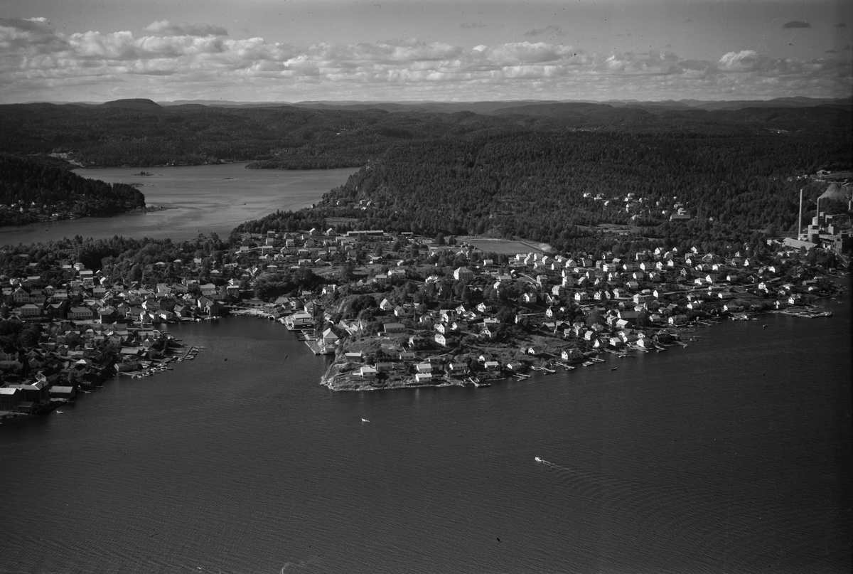 Flyfotoarkiv fra Fjellanger Widerøe AS, fra Porsgrunn Kommune. Brevik. Fotografert av Otto Hansen, 19.09.1954.