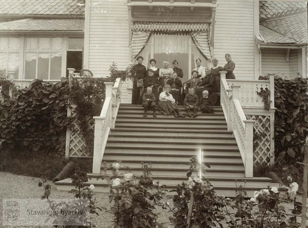 Familien Monsen på trappen i Munkehagen