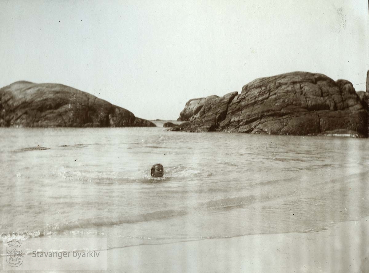 Else Poulsson på svøm i badebukten