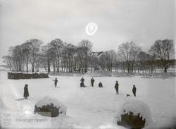 Barn leker i snøen, Hannasdal