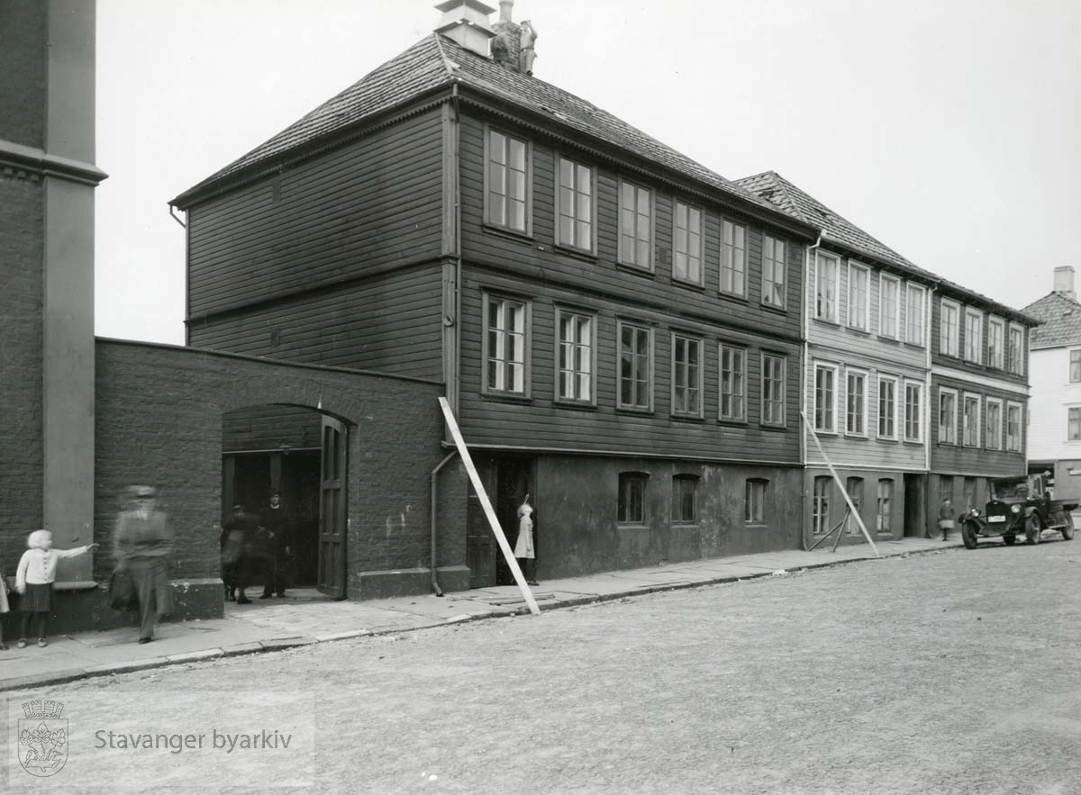 Den Tekniske Aftenskole lå i Waisenhusgt. 50.(Vaisenhusgate) Bildet viser trehus i Stiftelsesgata som måtte vike plass for skolens tilbygg i 1938.