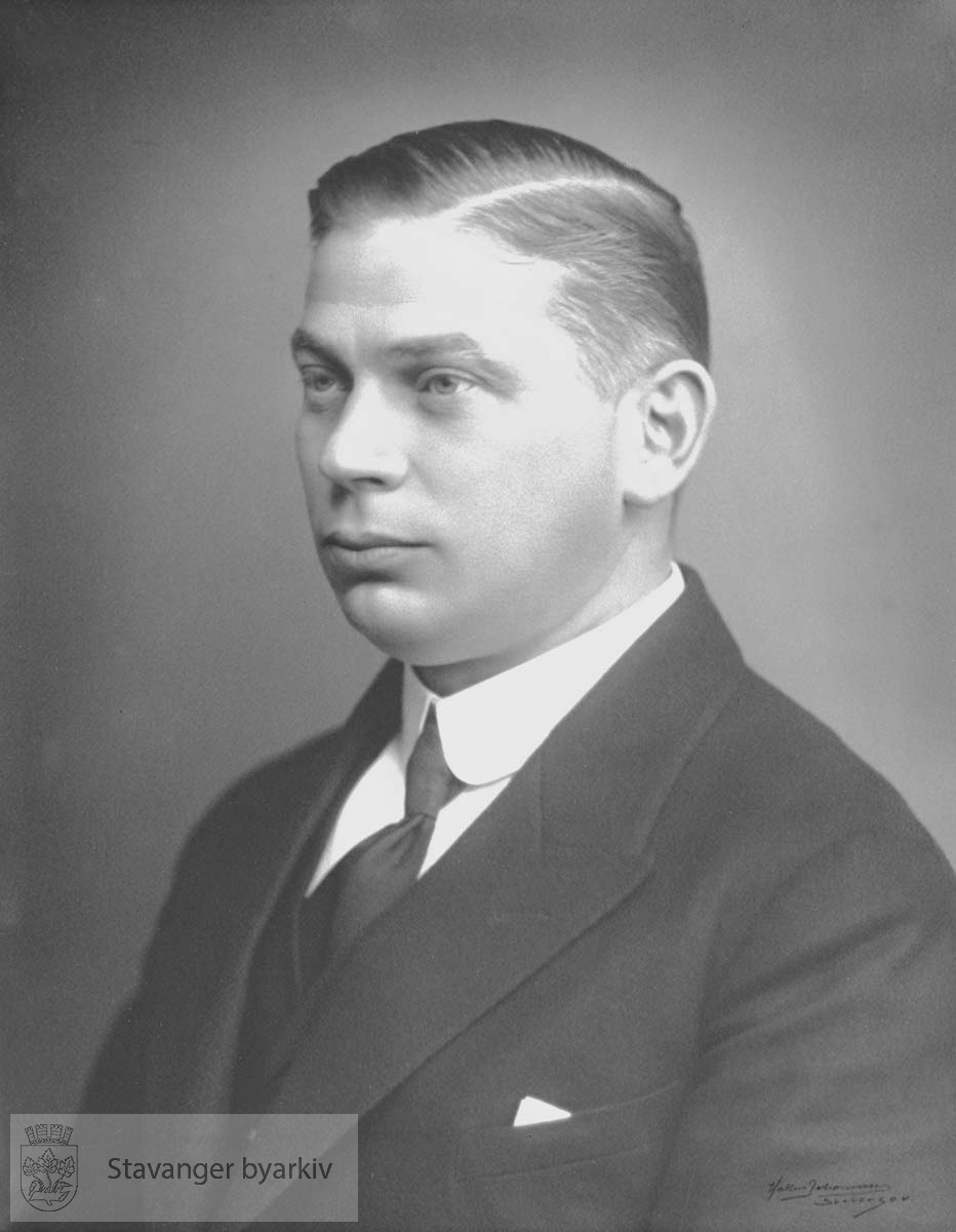 Ordfører i Stavanger 1923-24. Høyre..Stortingsrepresentant 1925-1933. Fylkesmann i Rogaland 1932-1958.