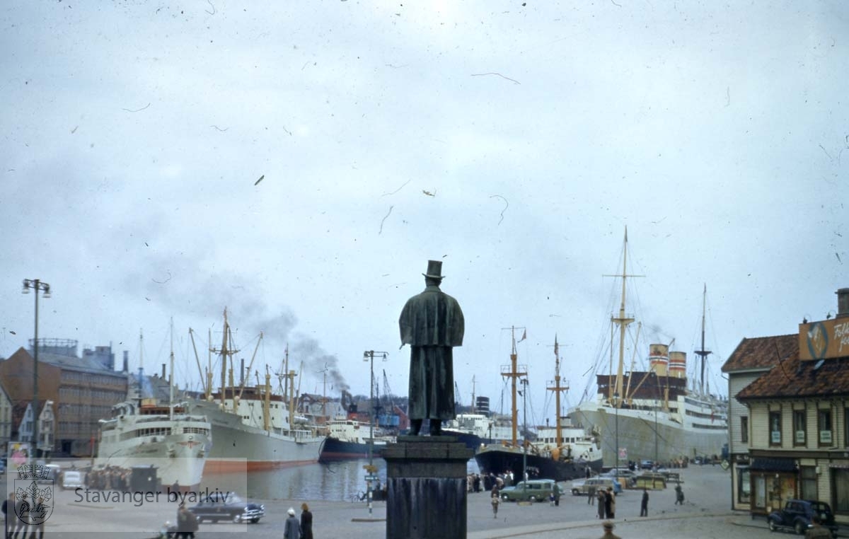 Kielland-statuen.Flere skip fortøyd langs kaien