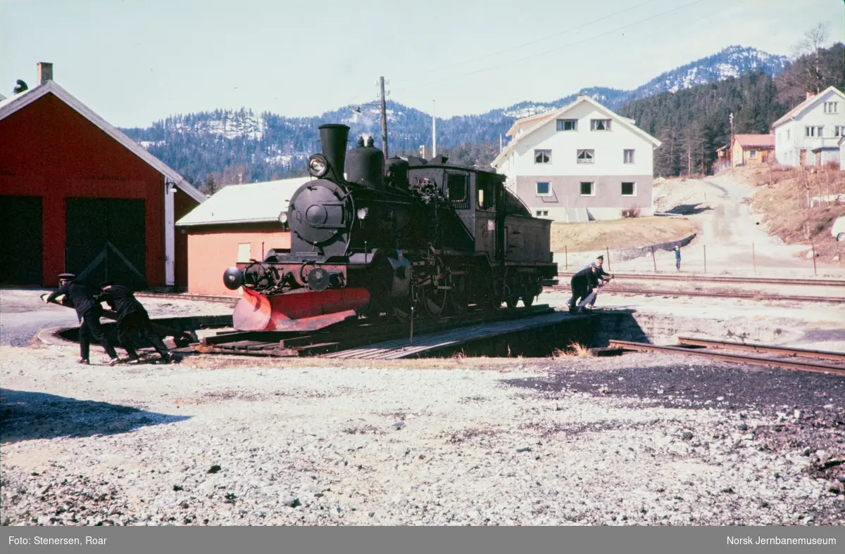 Damplokomotiv type 21b nr. 225 på svingskiven på Rødberg stasjon.