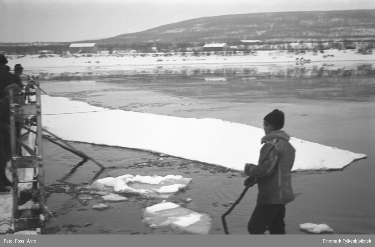 Seida fergested, oktober 1946. "Vannet er nesten bare issørpe, tidlig på dagen".