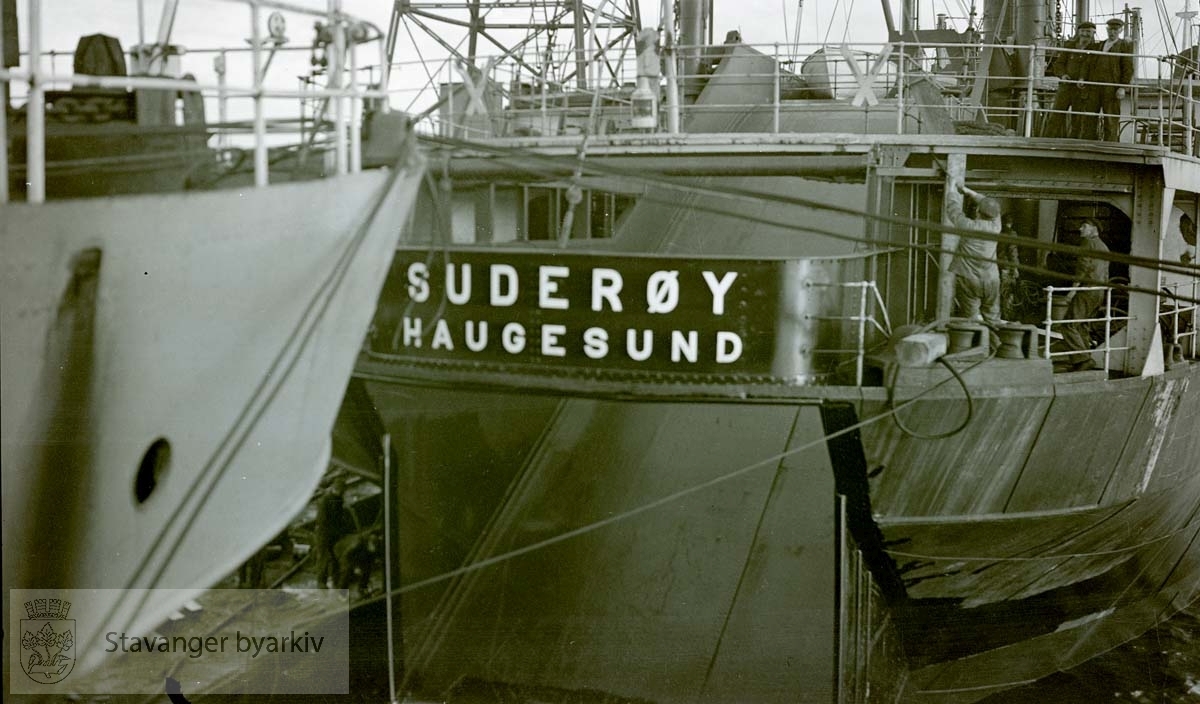 "Suderøy" av Haugesund.Rosenberg Mekaniske Verksted.Buøy..Fra Wikipedia:.FLK «Suderøy» var et flytende hvalkokeri som i perioden 1924 til 1959 tilhørte det norske rederiet Knut Knutsen O.A.S. i Haugesund. Skipet ble bygget ved Armstrong Whitworth & Co i Newcastle i 1913 og overlevert tønsbergrederne B. og Peder Johannessen som malmskipet DS «Kim». I 1917 ble hun solgt til B. Stolt-Nielsen i Haugesund og omdøpt DS «Balto». Hun ble deretter solgt i 1924 til Knut Knutsen O.A.S. og omdøpt DS «Suderøy». I 1929 ble hun ombygget til hvalkokeri ved Kaldnes Mekaniske Verksted. FLK «Suderøy» hadde sin siste fangstsesong i 1958/59 og ble hugget i 1964..[...].Den 18. juli 1934 omkom tre arbeidere av gassforgiftning ombord i «Suderøy», som lå ved Haugesund Mekaniske Verksted. Senere samme år ble «Suderøy» utstyrt med opphalingsslipp ved Rosenberg Mekaniske Verksted i Stavanger.