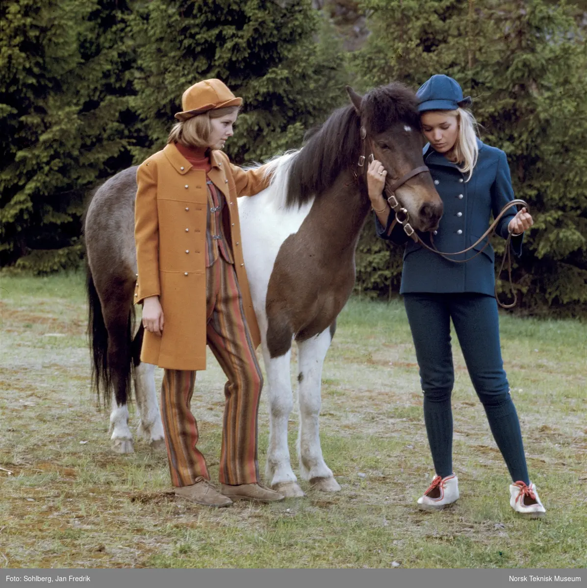Motebilde, to kvinner med islandsponni i havnehagen viser klær fra kolleksjonen "Fjord Look", høsten 1968. Bildet er en del av en serie der noen er publisert i ukebladet Det Nye.