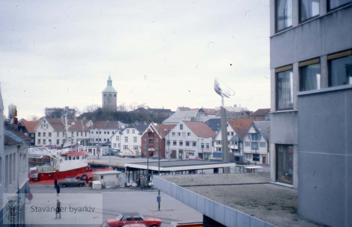 Fisketorget i midten.Sjøhusrekken langs Skagenkaien.Valbergtårnet i bakgrunnen.