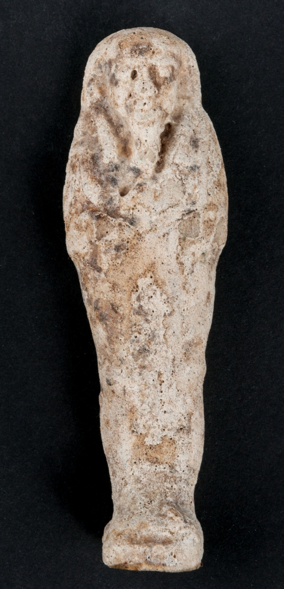 1 par figurer i form av egyptiska mumier i poröst material. Oglaserade, vitt gods.