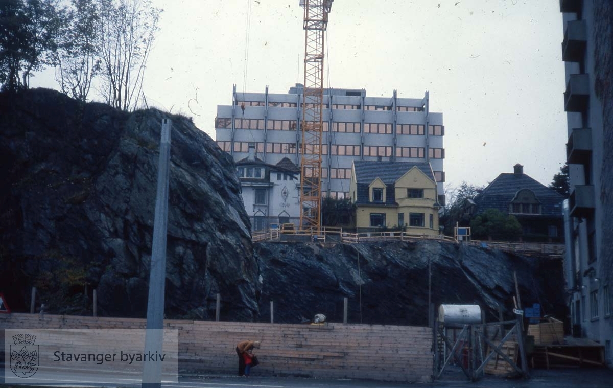 Utvidelse av Hotell Atlantic under oppføring. Til venstre Tivolifjellet. Øverst kommunens kontorbygg.