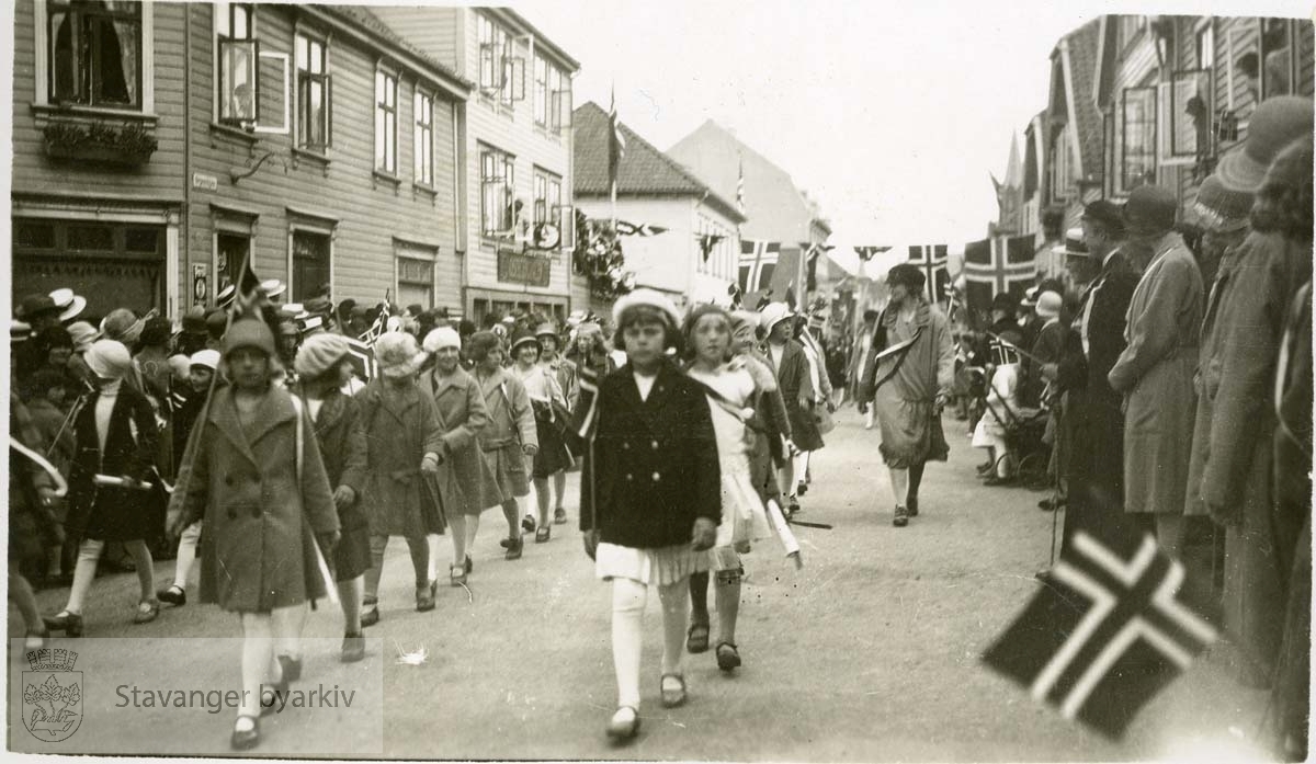 Barnetoget marsjerer i Bergelandsgata
