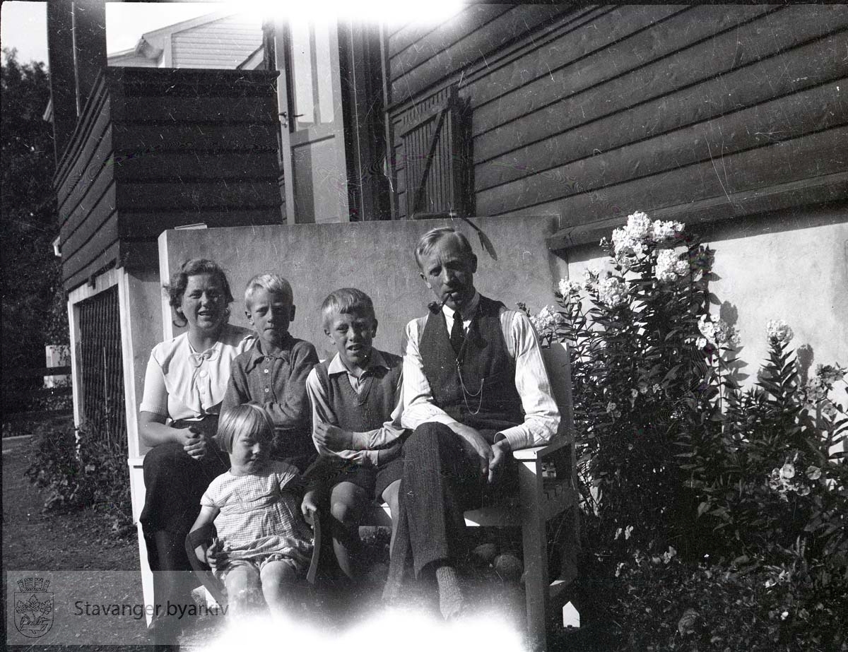 Mor Ellinor, Per, Jan Christian, far Oscar og Bjørg sittende foran til venstre