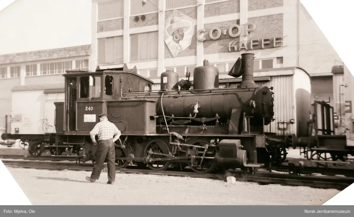 Damplokomotiv type 25a nr. 240 i skiftetjeneste på Filipstad.