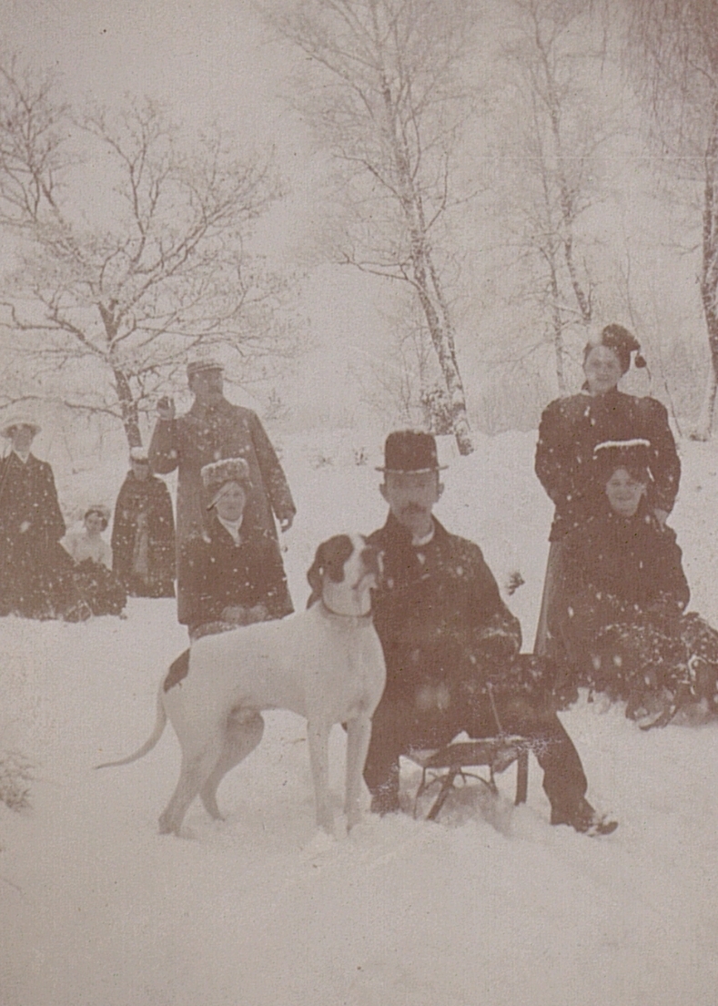 Vinterbild från Sundsholms sanatorium 1910. Tk Berg med hunden Riquet.