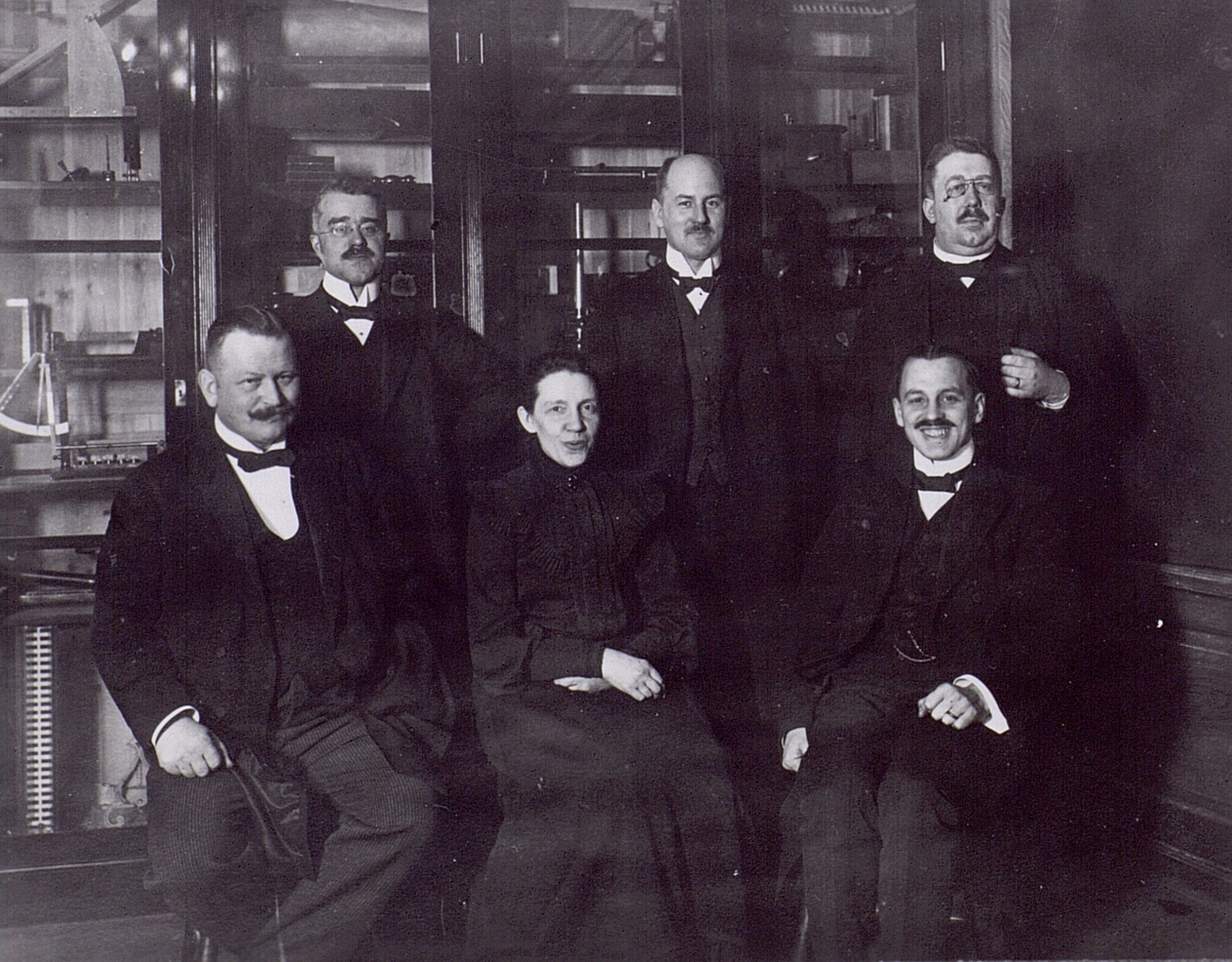 Gamla Undervisninsanstalten år 1911. Lidman, Agrell, Stenqvist, Holmström, Landin och Backelin.
