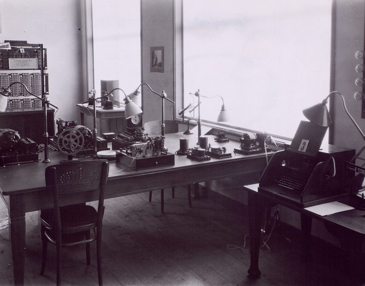 Telegrafverkets utställning vid Göteborgsutställningen 1923. Telegrafbord, fjärrskriftapparat och en automatisk telefonväxel.