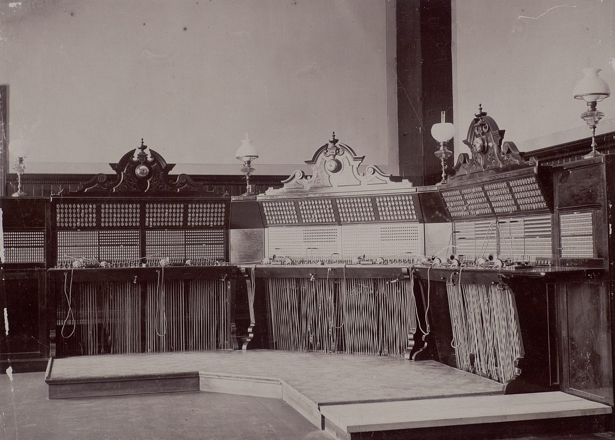 Gävle. Äldre enkelledningsbord ombyggda till dubbelledningsbord vid telegrafverkets verkstad 1892.