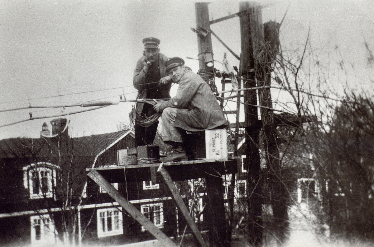 1920-talet. Helmer Hallenius och Per Hedlund skarvar Kabel.